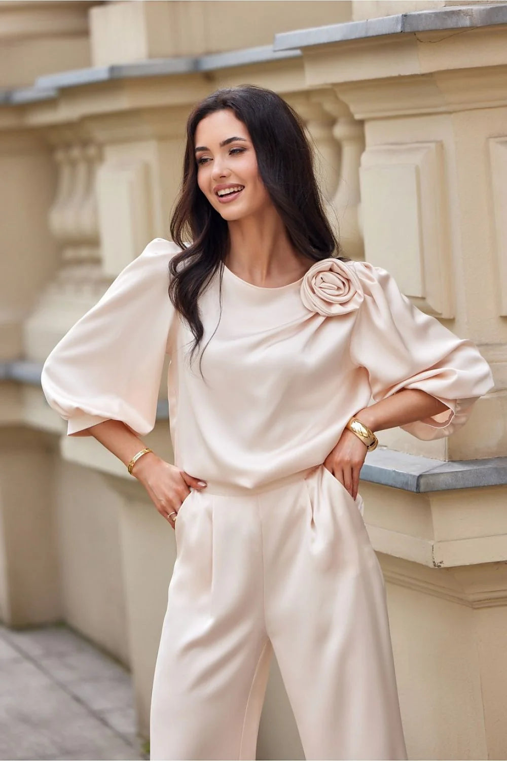 Chemisier satin élégant crème longueur 3/4 manches bouffantes col rond rose décoratif coupe ample occasion festive femme