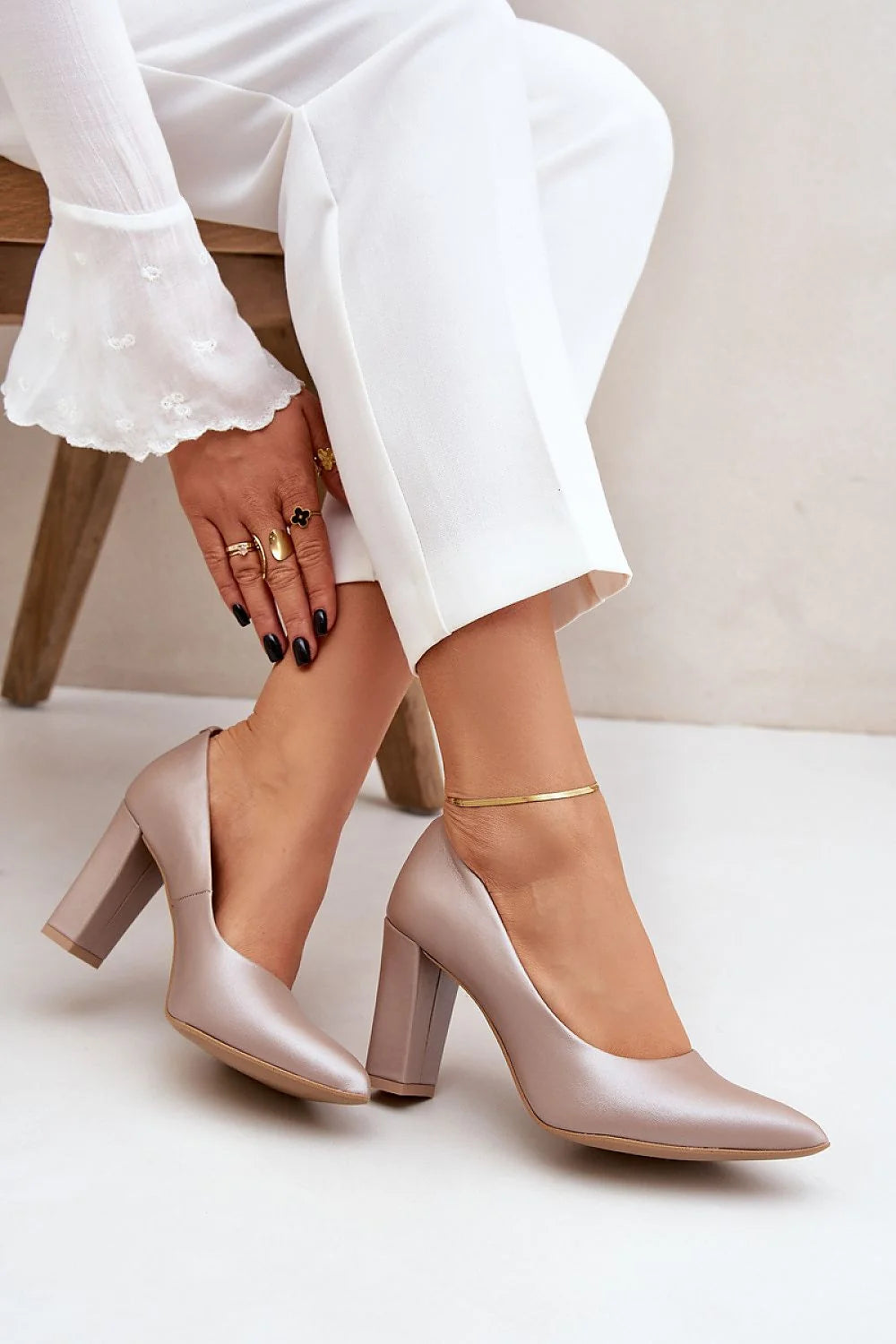 Escarpins élégants talon bloc nude collection Lewski Shoes chaussures femmes confortables cuir naturel cheville dorée