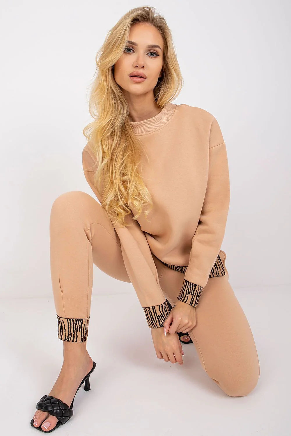 Ensemble Fancy femme, décontracté contemporain, coton 65% elastane 35%, beige, rayures noires marron, sweatshirt manches longues, pantalon taille large, poches, coutures contrastantes