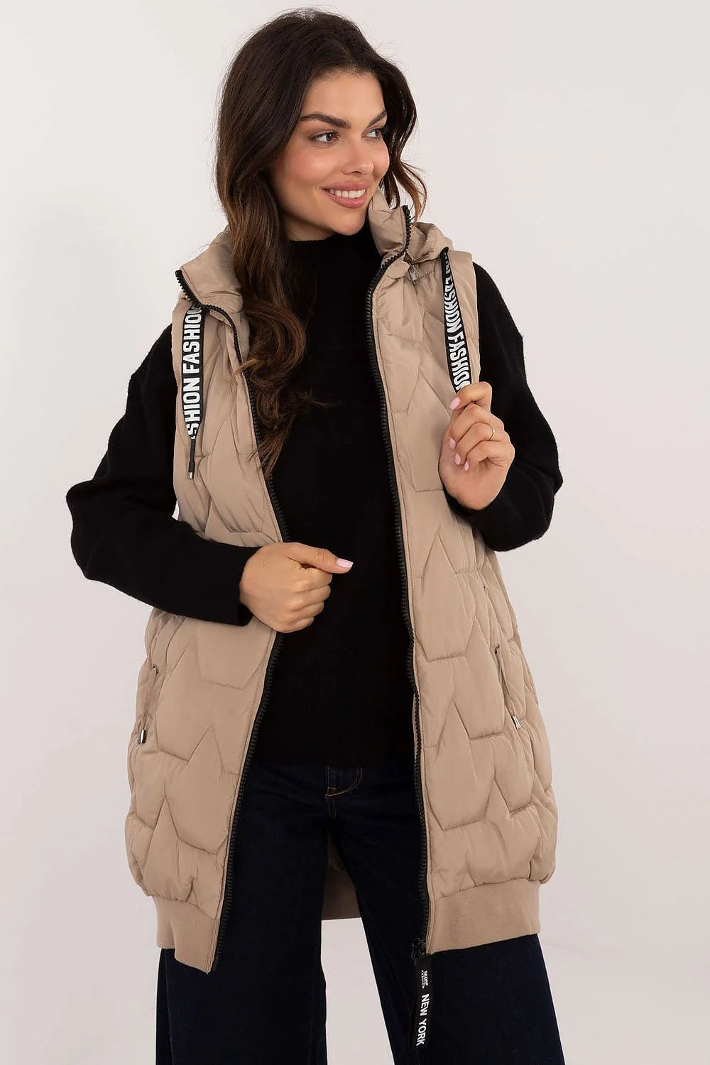 Gilet matelassé pour femme rembourré isolé polyester capuche amovible poches zippées style moderne beige clair coupe ample