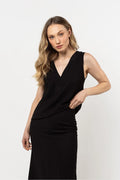 robe mi longue sans manches col V décolleté plongeant noire élégante coupe épurée légèrement ajustée jupe droite tissu lisse extensible