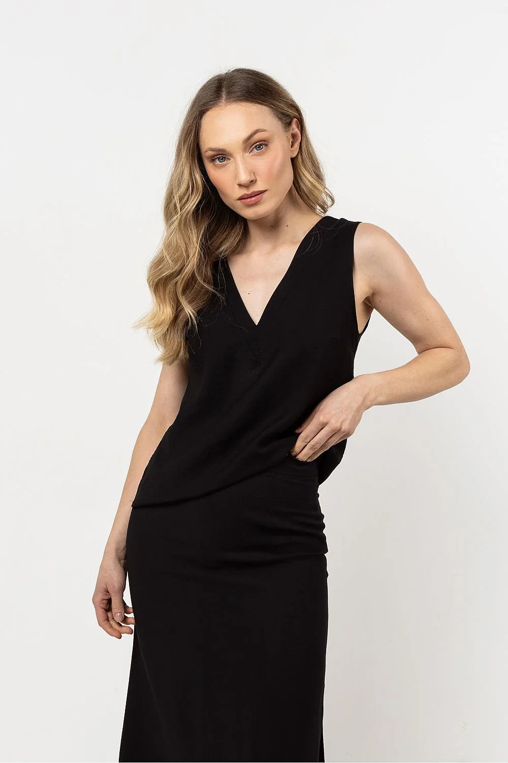 robe mi longue sans manches col V décolleté plongeant noire élégante coupe épurée légèrement ajustée jupe droite tissu lisse extensible