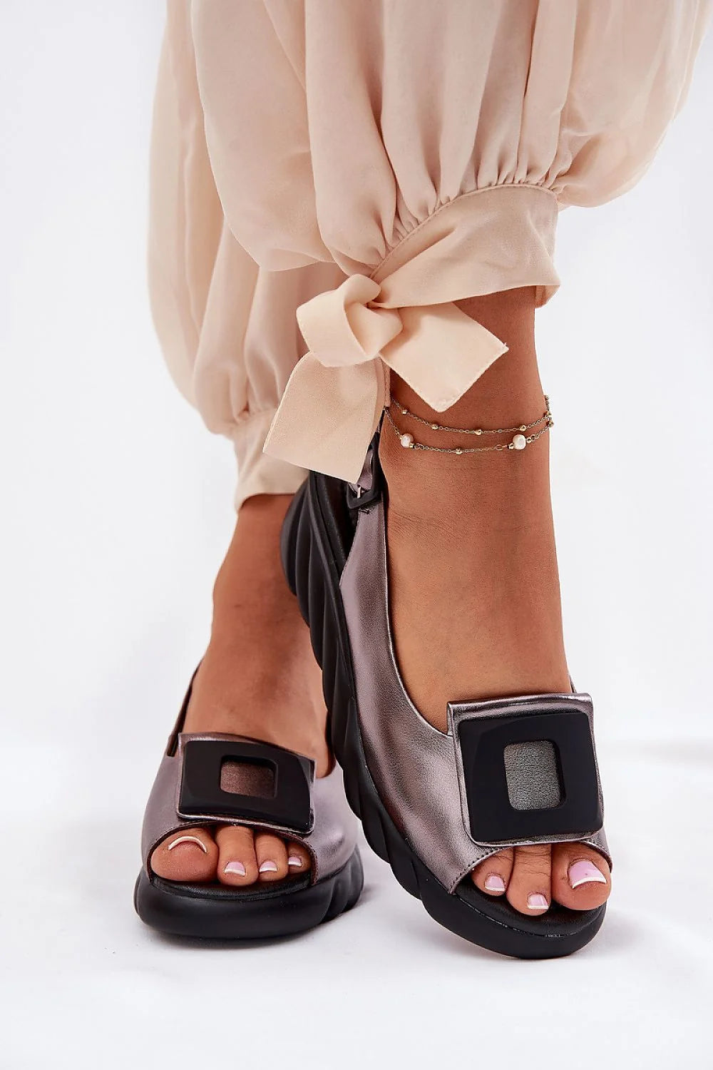 Sandales femmes cuir métallisé argent style moderne détails métal boucle carrée plateforme confort été 2023