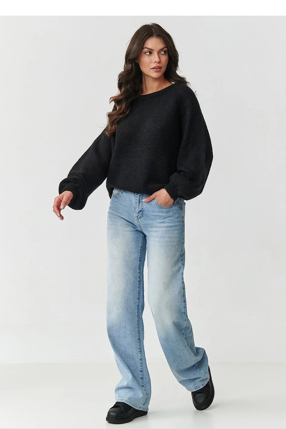 pull femme oversize maille noire texturée col bateau manches ballon poignets côtelés coupe raccourcie hanches mohair laine acrylique chaud confortable