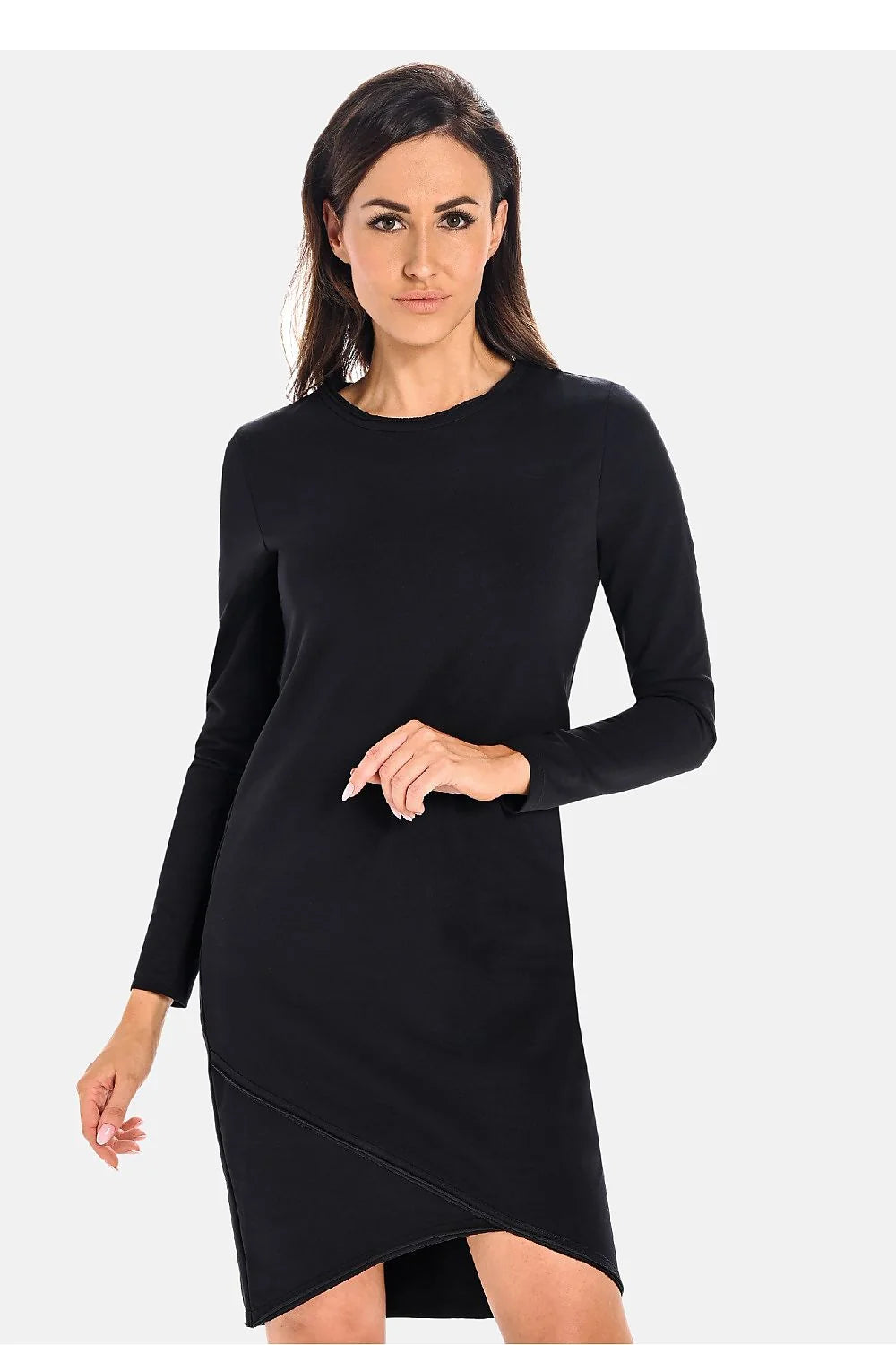 robe coton noire manches longues col rond jersey extensible ajustée taille soulignée ourlet asymétrique croisé minimaliste confortable discret