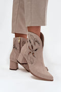 bottines femme daim taupe cheville western moderne bout pointu talon bloc moyen découpes florales ajourées fermeture éclair confort