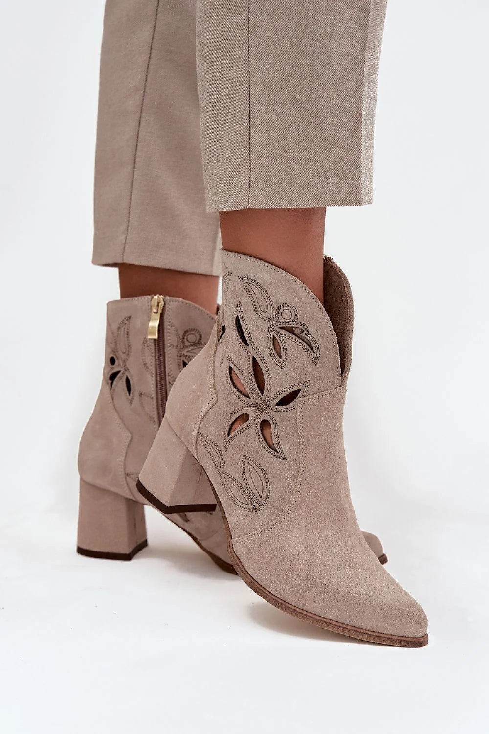 bottines femme daim taupe cheville western moderne bout pointu talon bloc moyen découpes florales ajourées fermeture éclair confort