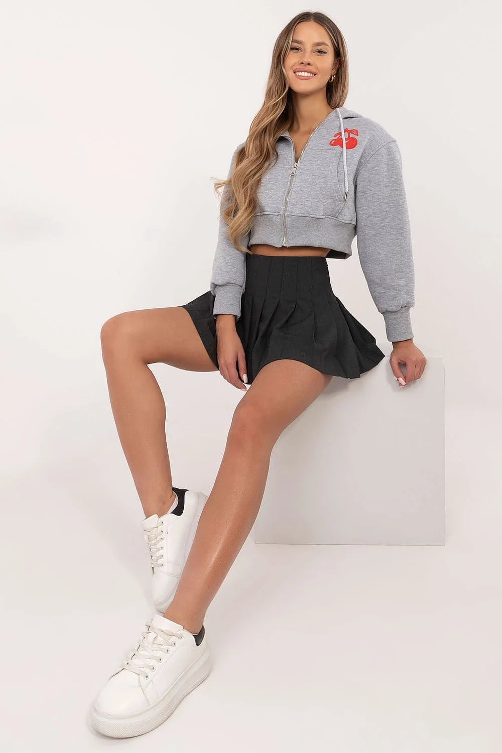 sweatshirt capuche court zippé gris chiné doux logo rouge cordon serrage manches longues bouffantes jupe plissée noire taille haute élégant