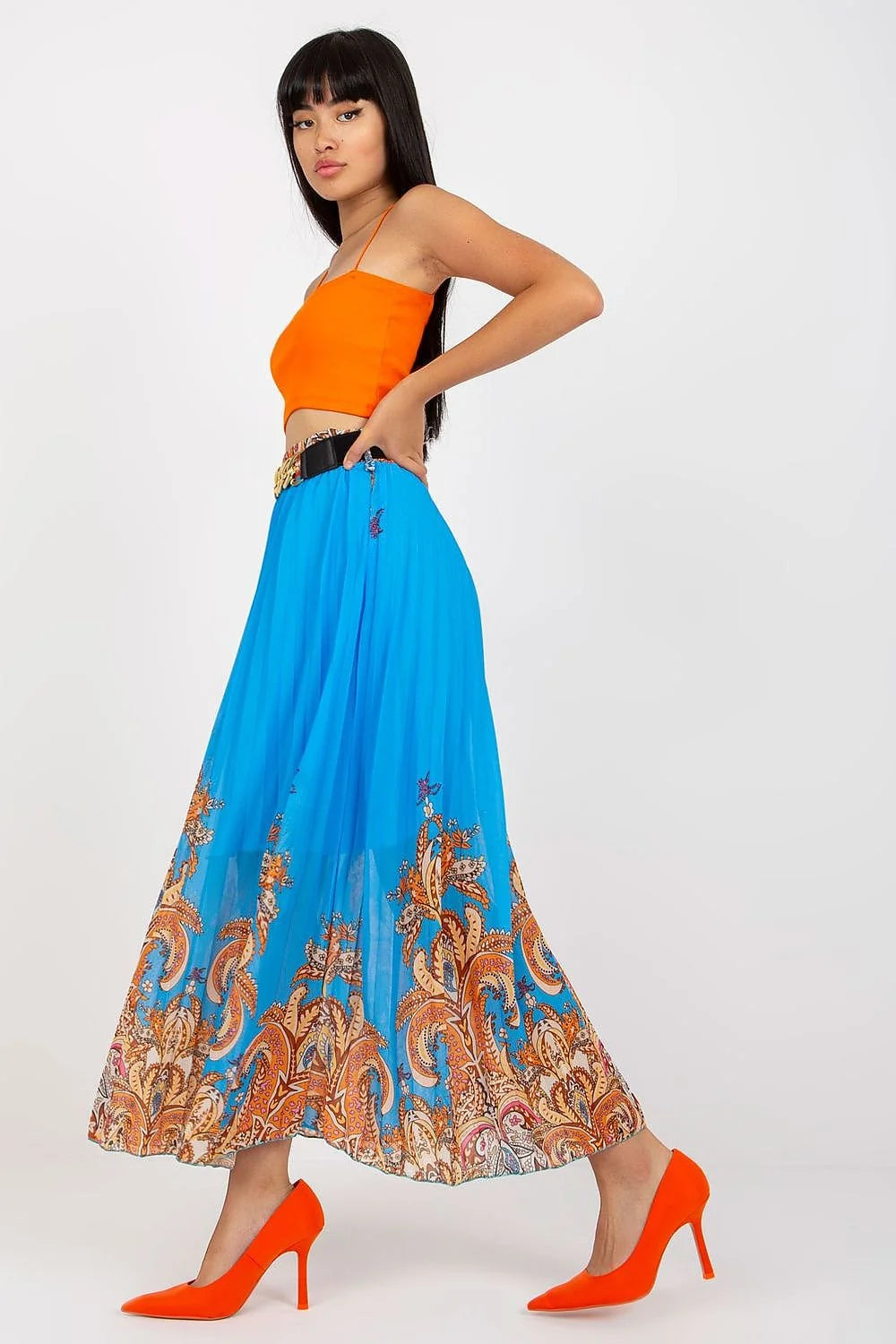 Ensemble mode femme crop top orange jupe longue motif paisley bleu taille haute ceinture dorée escarpins orange occasion estivale