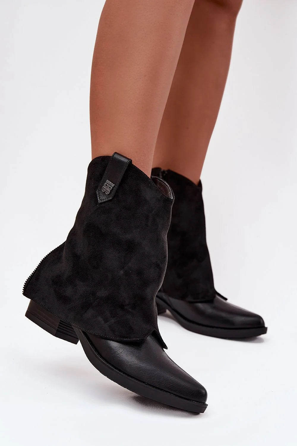 bottines femme noires western moderne bout pointu simili cuir lisse suédine tige froissée talon bas bloc zippée languette logo