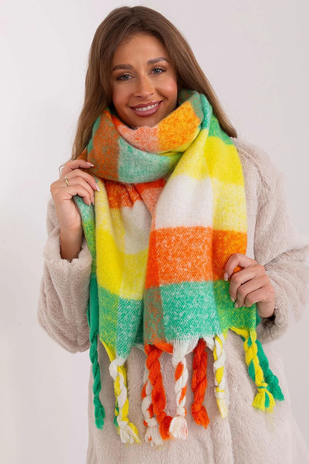 Écharpe à carreaux colorés longue pour femme, polyester résistant, pompons, automne/hiver, mode moderne, accessoire tendance, châle doux, style versatile, looks casual, franges colorées, design audacieux, confort optimal, vêtement hiver