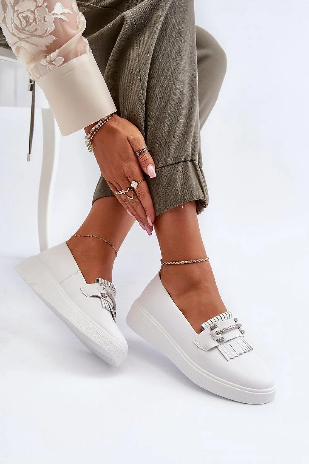 mocassins femmes blancs similicuir lisse design moderne franges métalliques bride strass semelle plateforme épaisse caoutchouc confort amorti coutures élégants polyvalents