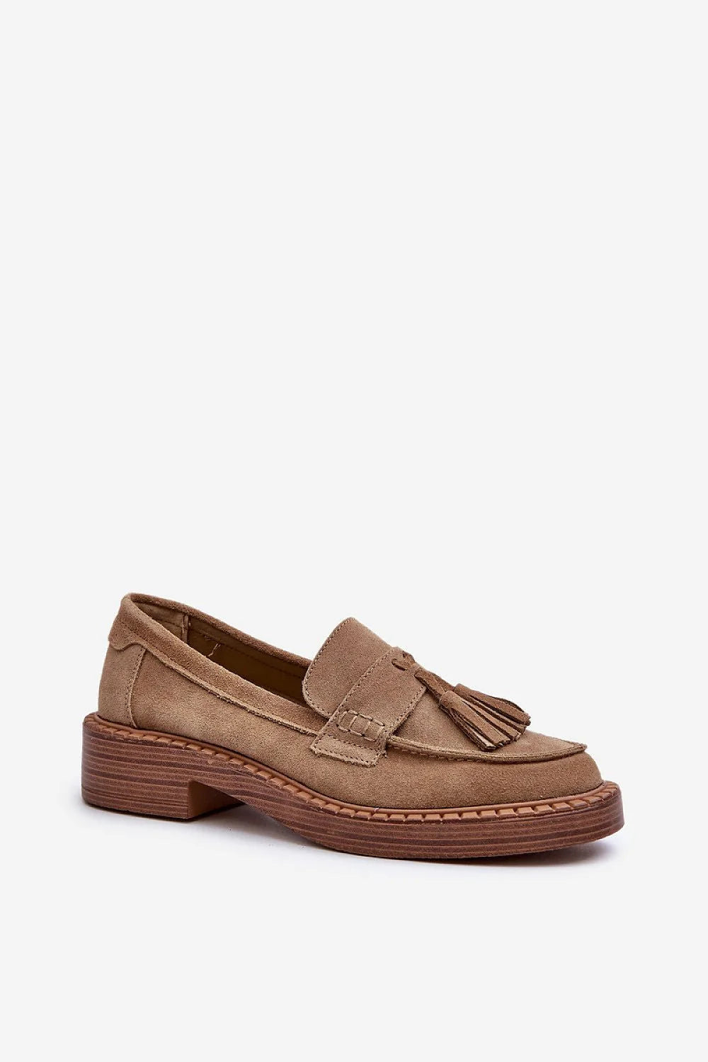 mocassins femme daim beige pampilles bout rond languette cuir suédé écologique talon bloc semelle épaisse surpiqûres apparentes casual chic