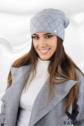 Béret et manteau mode femme élégant automne hiver motif losange rayures gris clair tricot fin coupe ajustée