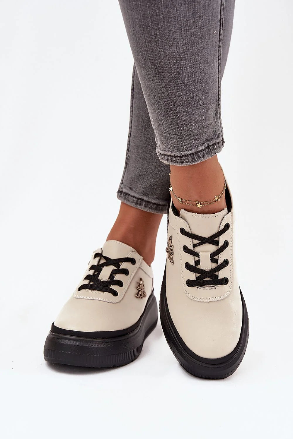chaussures femme basses Vinceza cuir naturel crème lacets derby casual chic plateforme épaisse semelle noire crantée antidérapante boucle dorée abeille