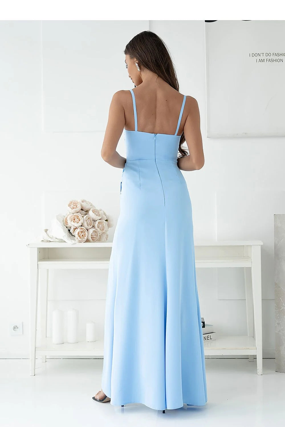 Robe longue élégante couleur bleu clair bretelles fines fente longue ajustée dos nu polyester satin femme