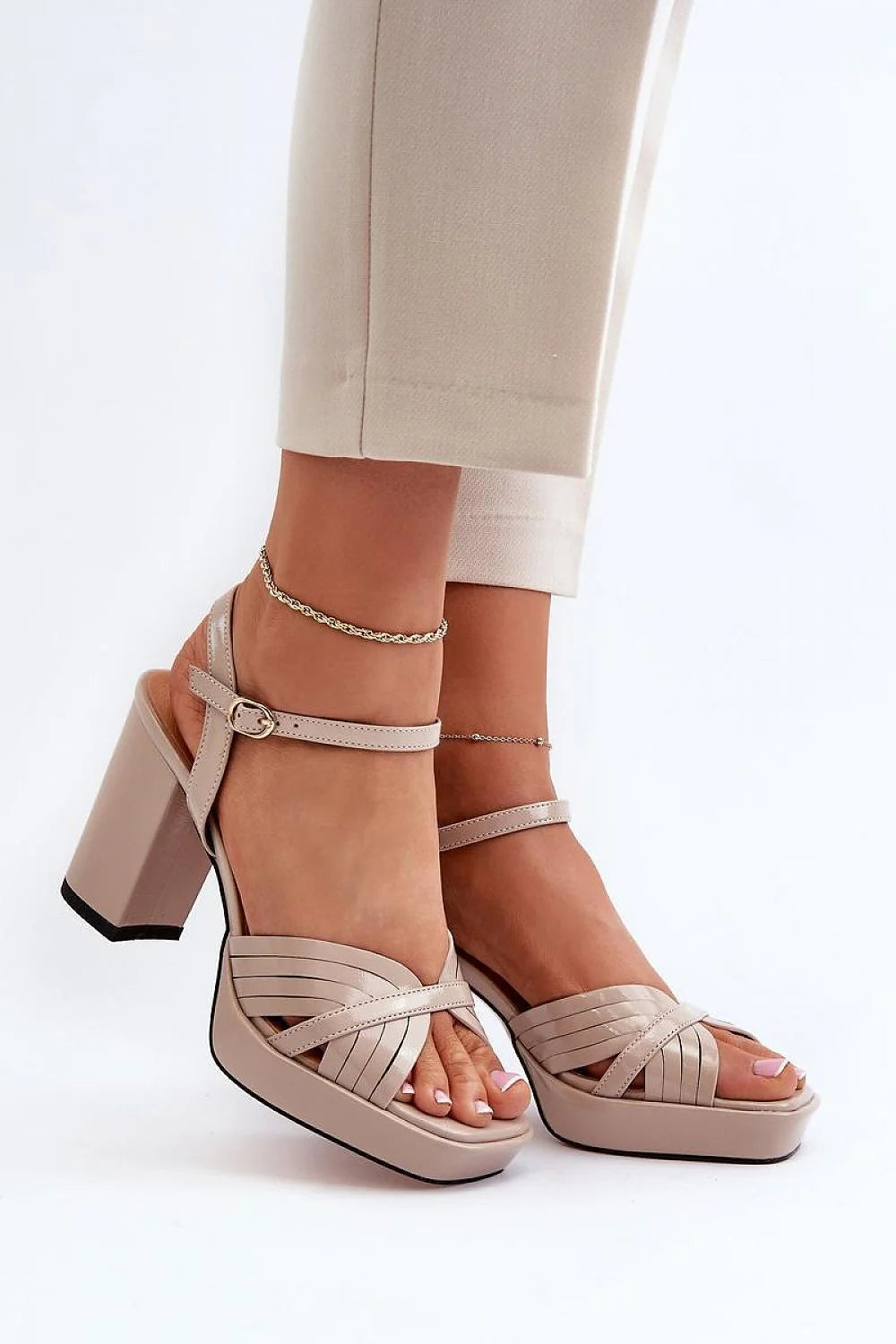 sandales talon aiguille beige similicuir lanières entrecroisées bride cheville boucle dorée plateforme semelle antidérapante confortable sophistiquée glamour soirée