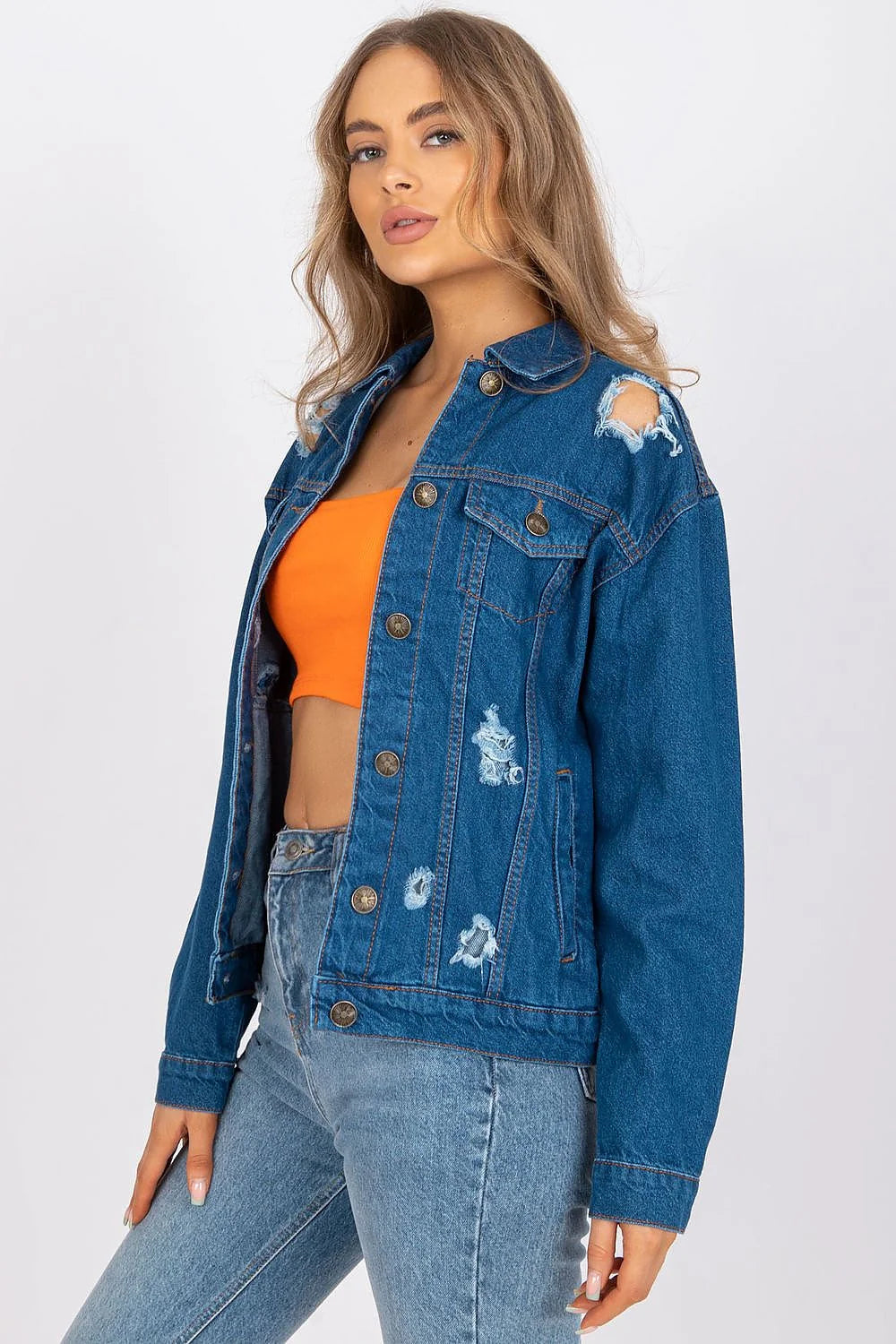 Veste en jean femme look vintage style urbain détails usés déchirures épaules tissu denim taille ajustable