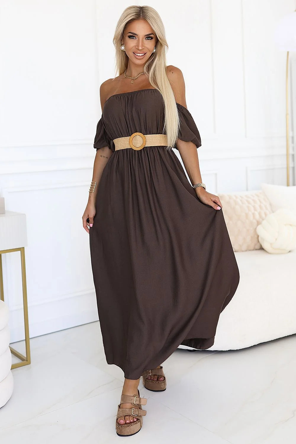 Robe de jour bohème élégante sans manches épaules nues ceinture tressée tissu respirant coloris chocolat femme