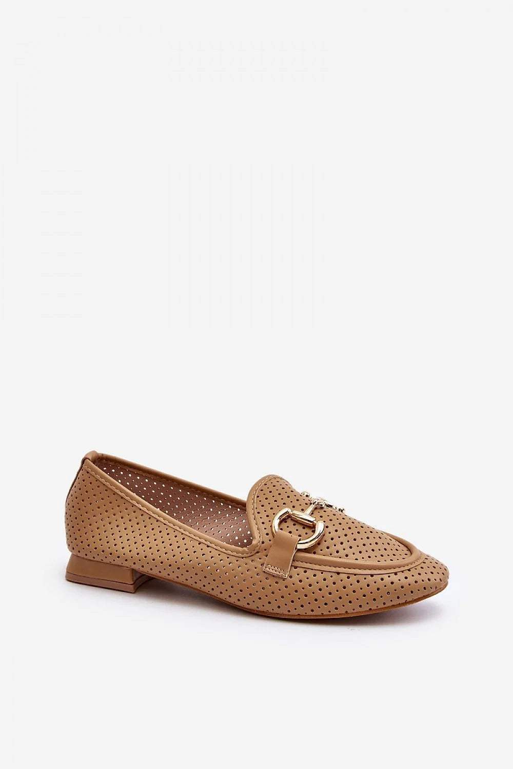 Moccasins pour femmes élégants design moderne matériau synthétique haute qualité finition perforée couleur beige clair semelle plate confortable talon plat coupe classique finitions soignées