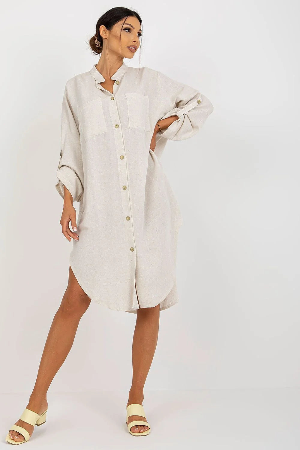 Robe chemise féminine design épuré style minimaliste coupe ample tissu fluide manches longues boutons bois