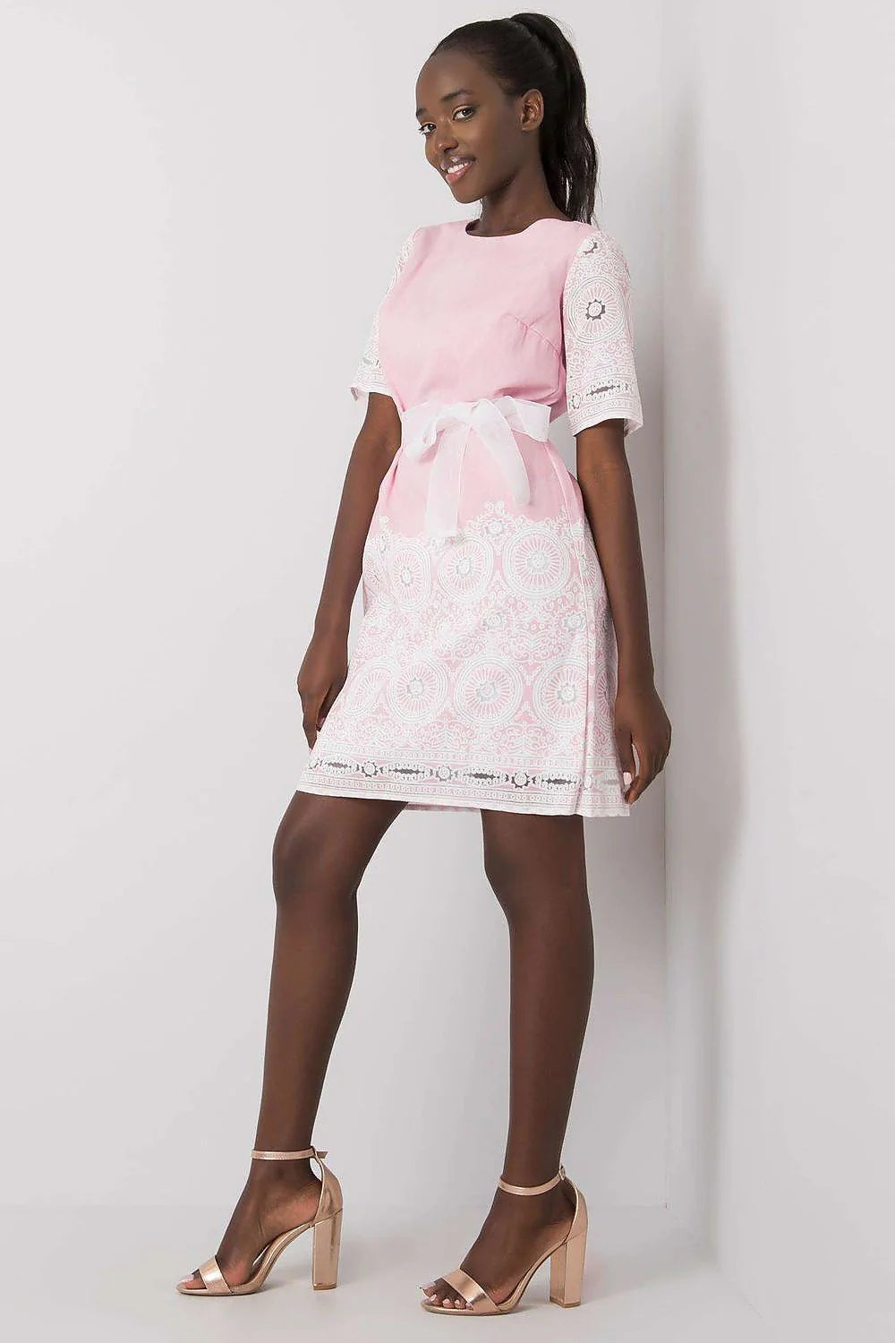 Robe de jour élégante en lin rose pâle manches courtes brodées blancs ceinture tissu femme occasion spéciale