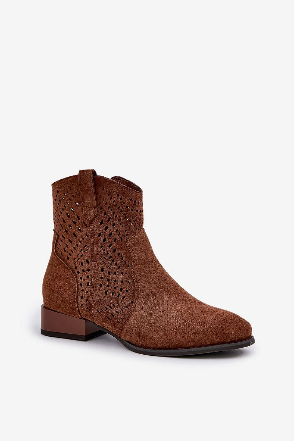 Bottes à talons Step in style en cuir suédé écologique, style moderne et chic, coloris brun clair, semi-montant, détails perforés, confortable et durable pour femmes