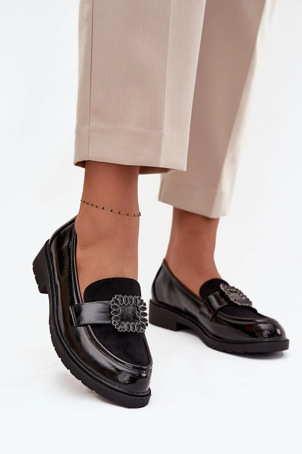 mocassins femme noirs verni empiècement suédé bout arrondi semelle épaisse crantée antidérapante intérieure cuir confortable maintien slipon talon bas polyvalent
