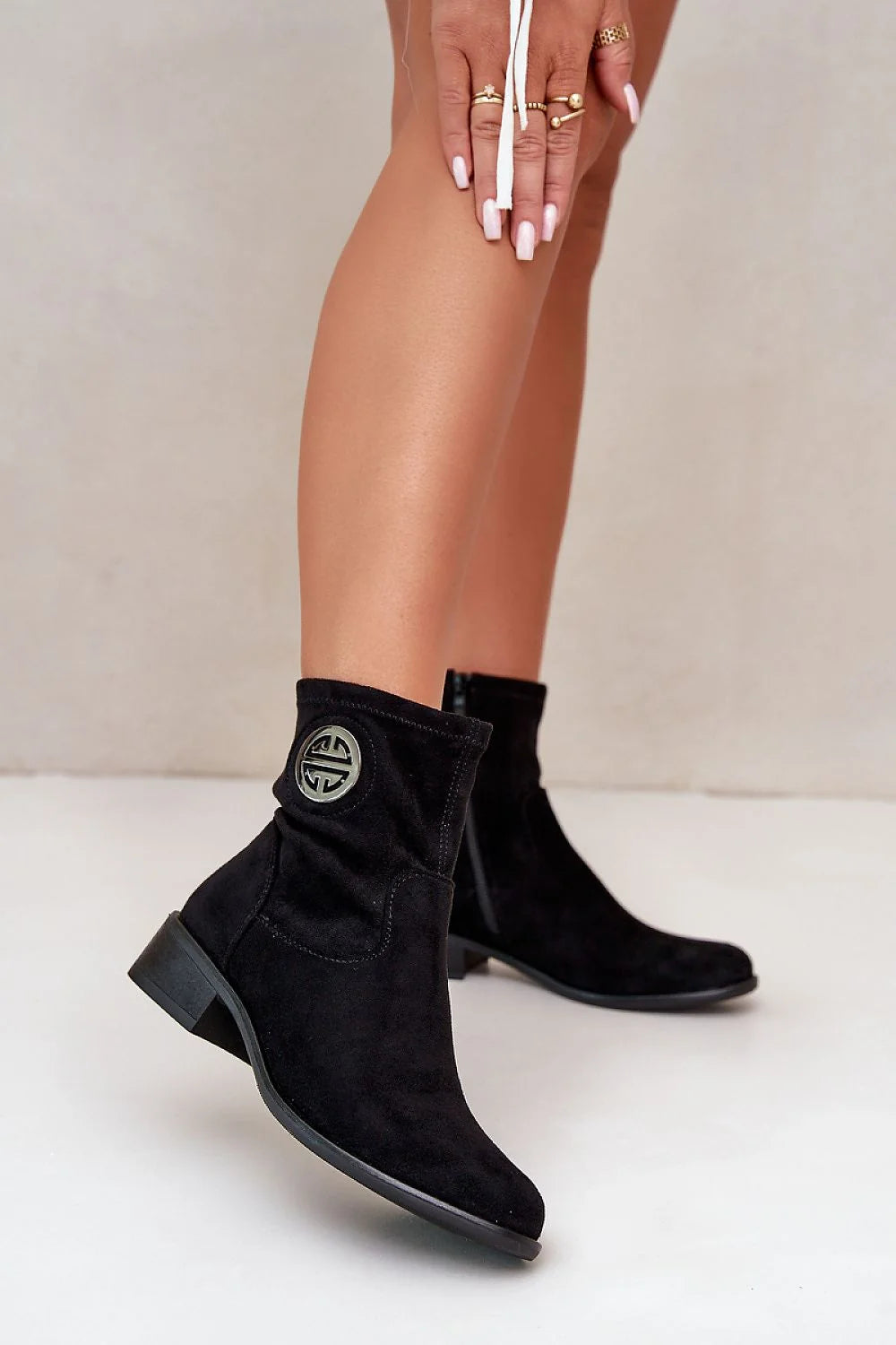 Bottes élégantes femmes daim noir talon bas épais coupe mid-calf style intemporel logo métallique