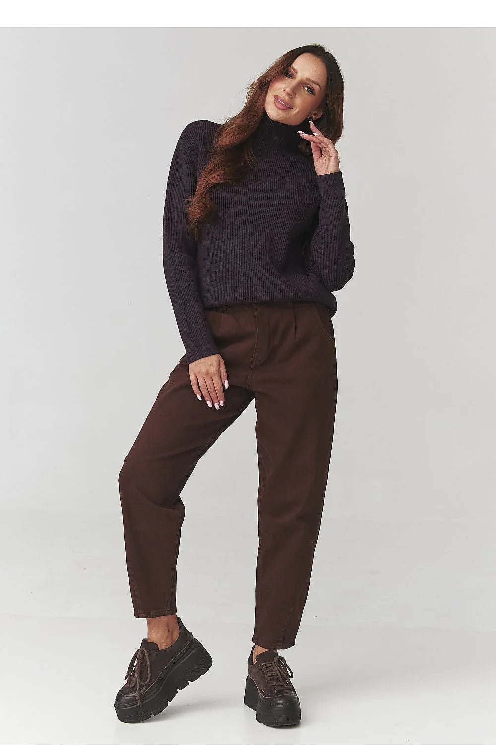 pull col roulé prune foncé maille côtelée doux coupe droite boxy hanches manches longues poignets ajustés minimal polyvalent élégant confortable