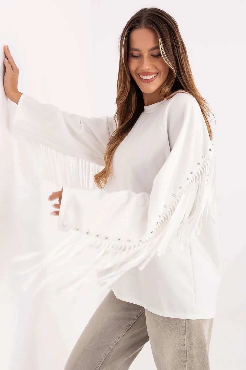 pull femme oversize blanc jersey léger col rond coupe fluide hanches manches longues franges rivets bohème chic confortable
