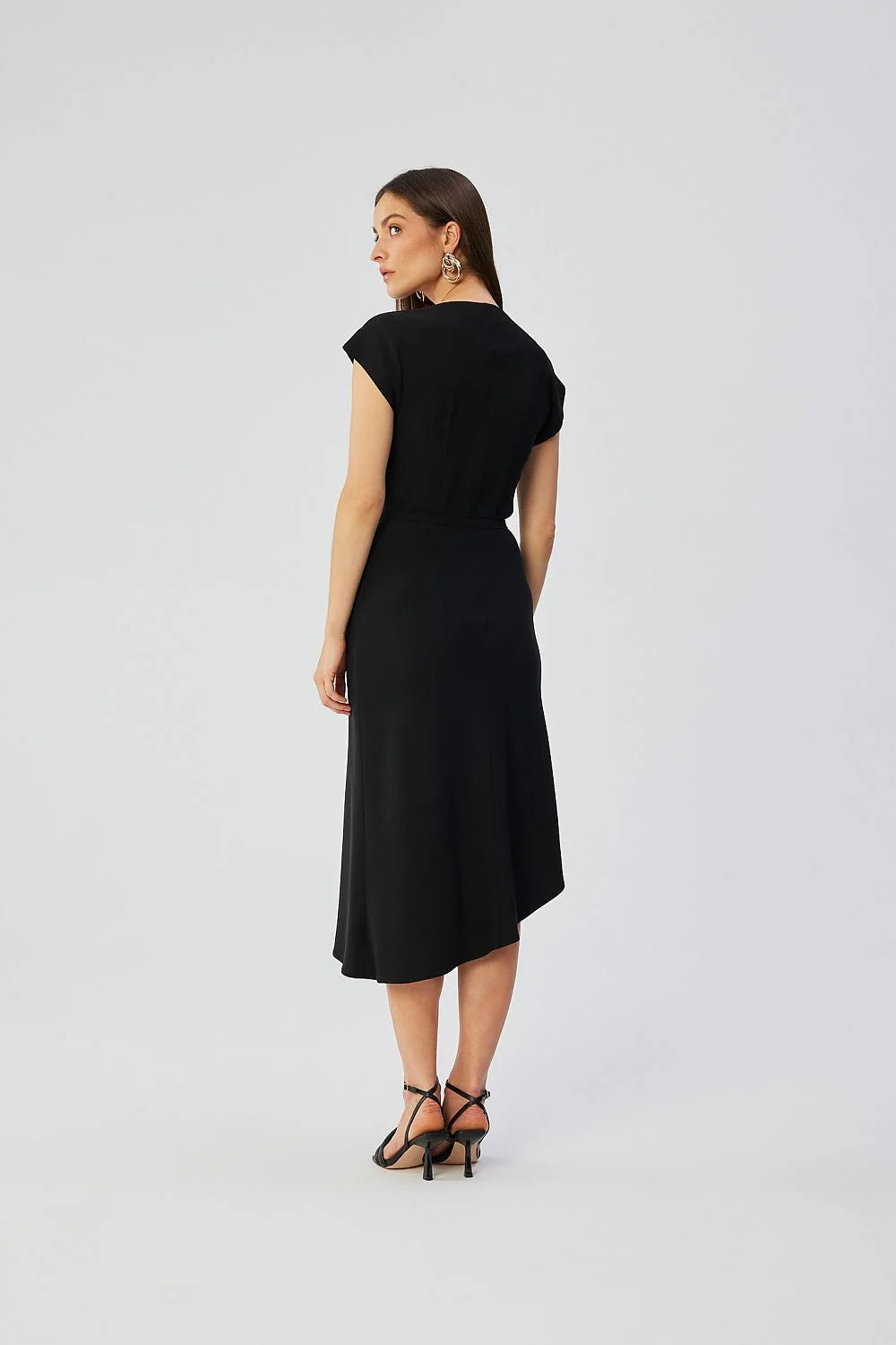 Robe de cocktail Stylove noire asymétrique coupé biais encolure drapée manches chauve-souris ceinture intégrée femme