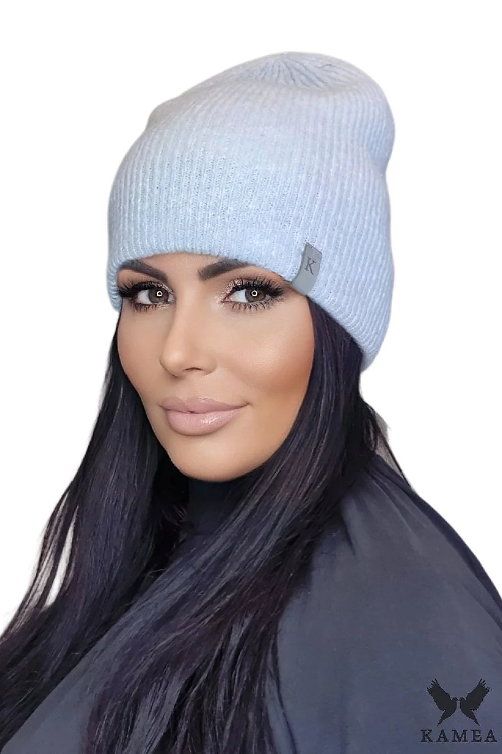 Bonnet Kamea pour femme, style moderne et classique, bleu clair, coupe ajustée, doublé pour plus de chaleur, fabriqué en Pologne, accessoire élégant et confortable