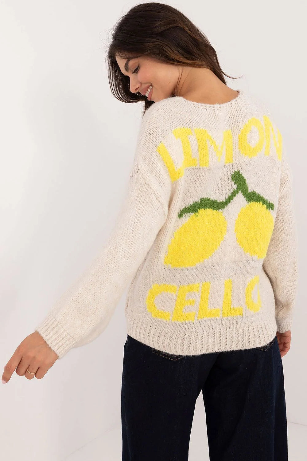 Cardigan femme style décontracté maille italienne beige clair motif citron jaune épaule gauche cinq boutons encolure V manches longues coudes côtelées