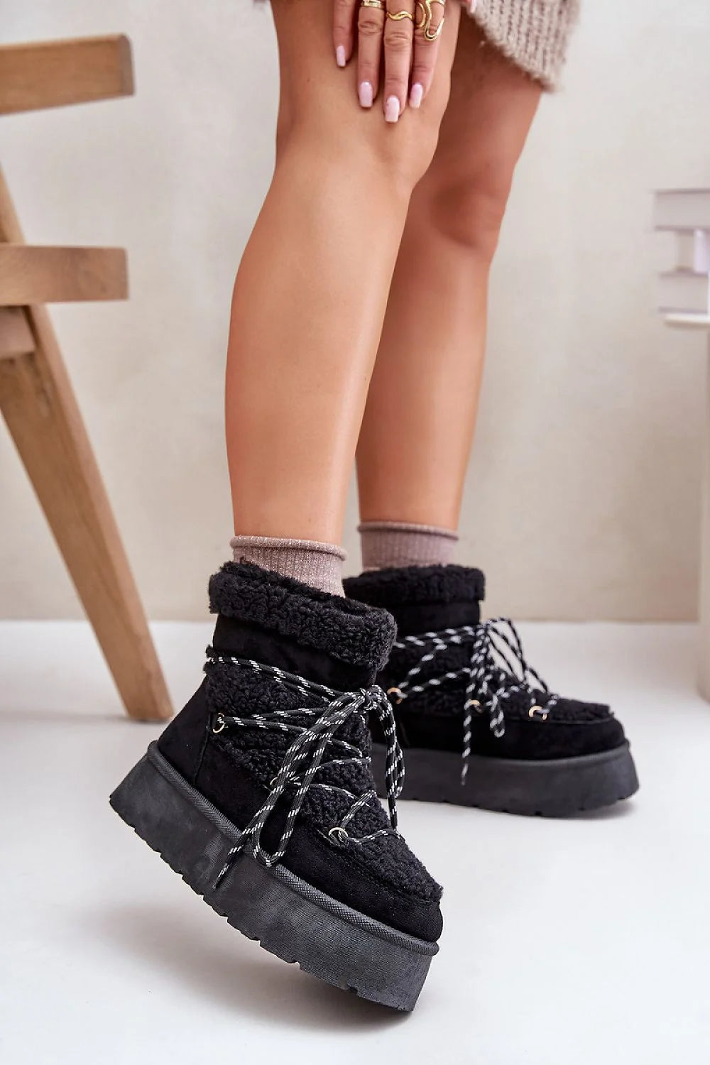 Bottes de neige pour femmes design moderne couleur noire fourrure假 plateforme épaisse isolation confort style casual-chic
