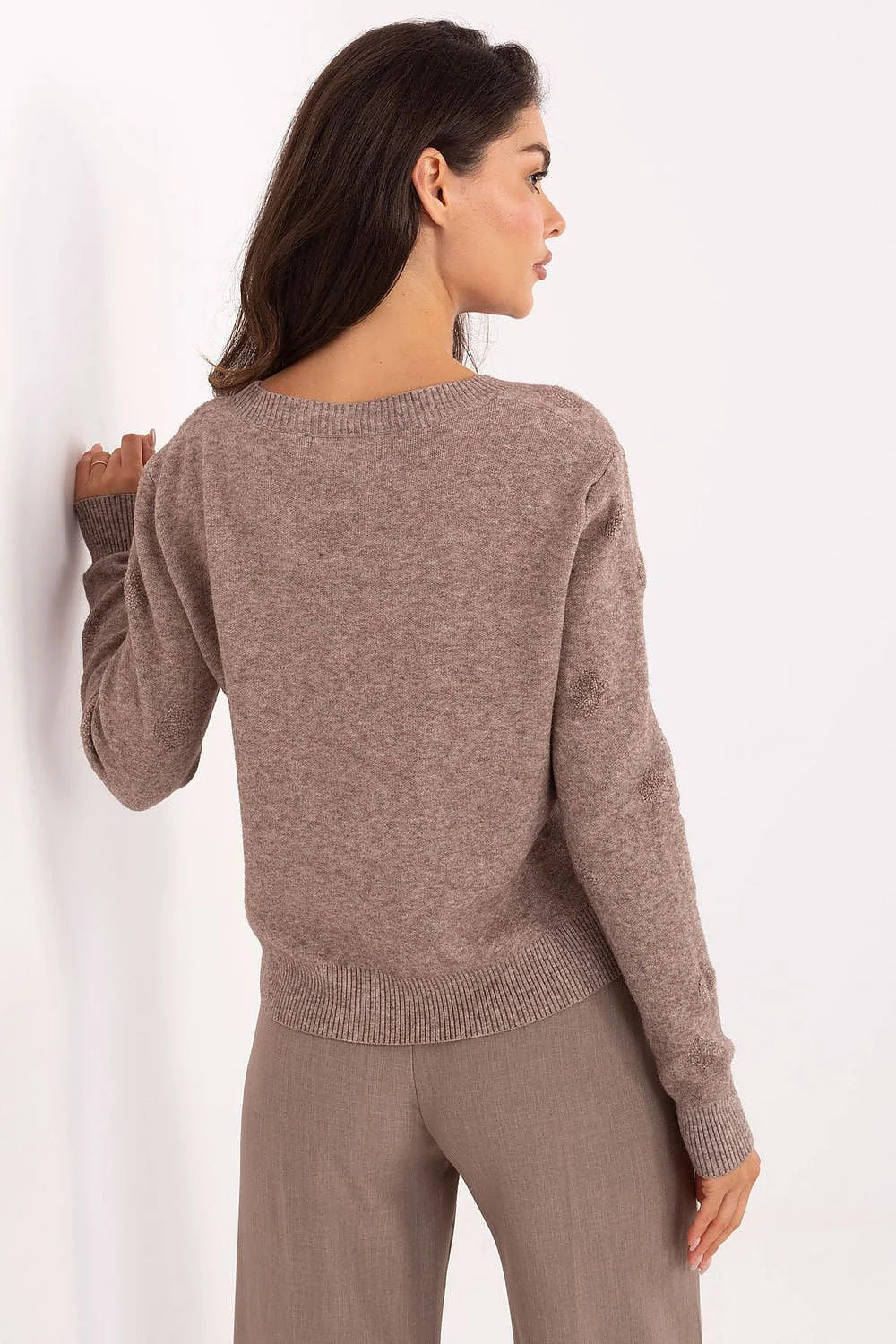 cardigan femme court maille douce taupe chiné col V deux boutons manches longues bords côtelés coupe légèrement oversize texture bouclette