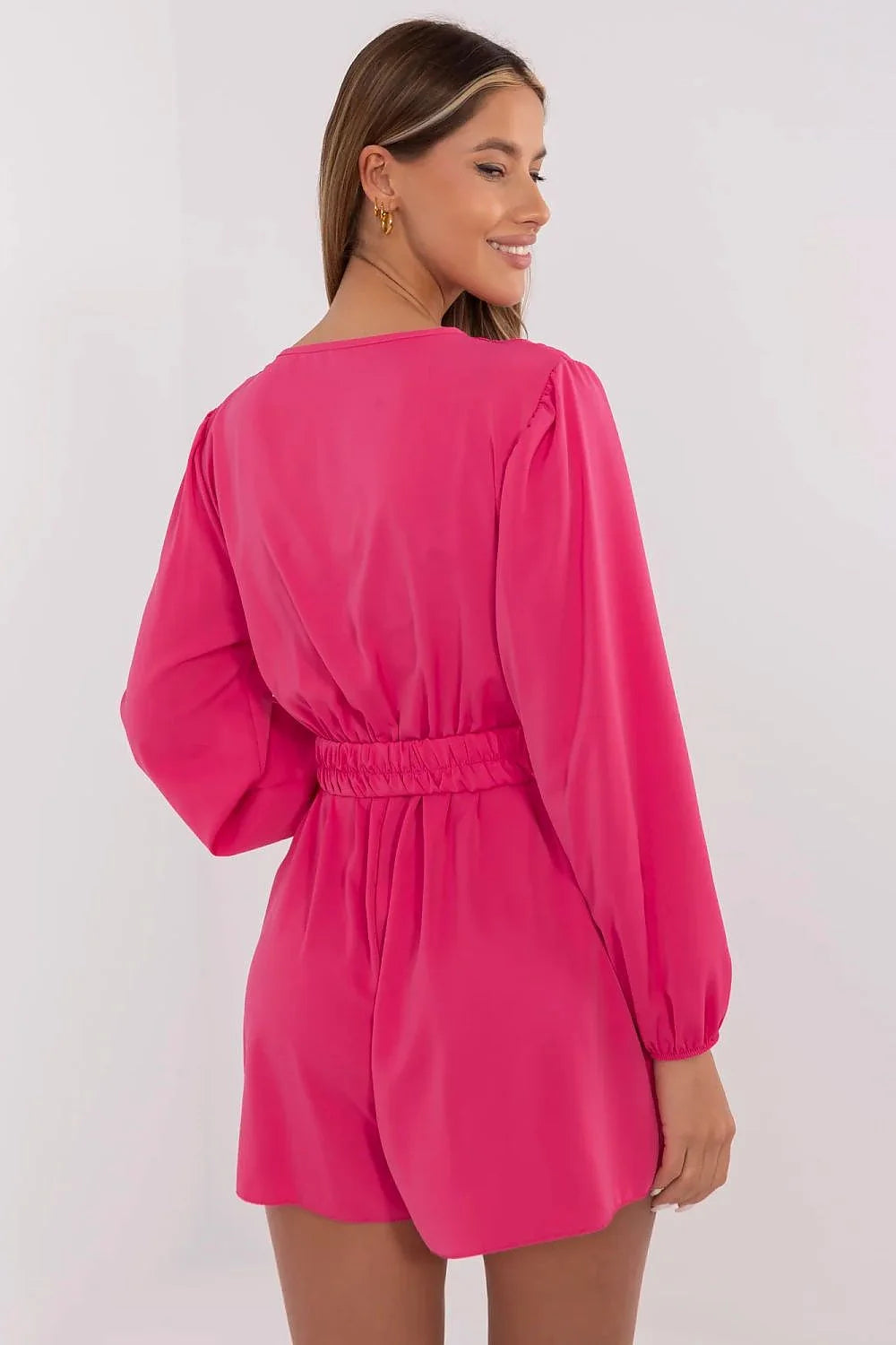 Combinaison courte féminine élégante design moderne manches longues encolure V croisée taille cintrée ceinture dorée polyester viscose élasthanne