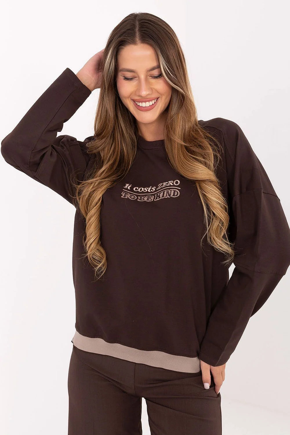 sweatshirt femme moderne décontracté confortable coton extensible élasthanne manches longues col rond brodé avant insert contrasté bas longueur standard élégant