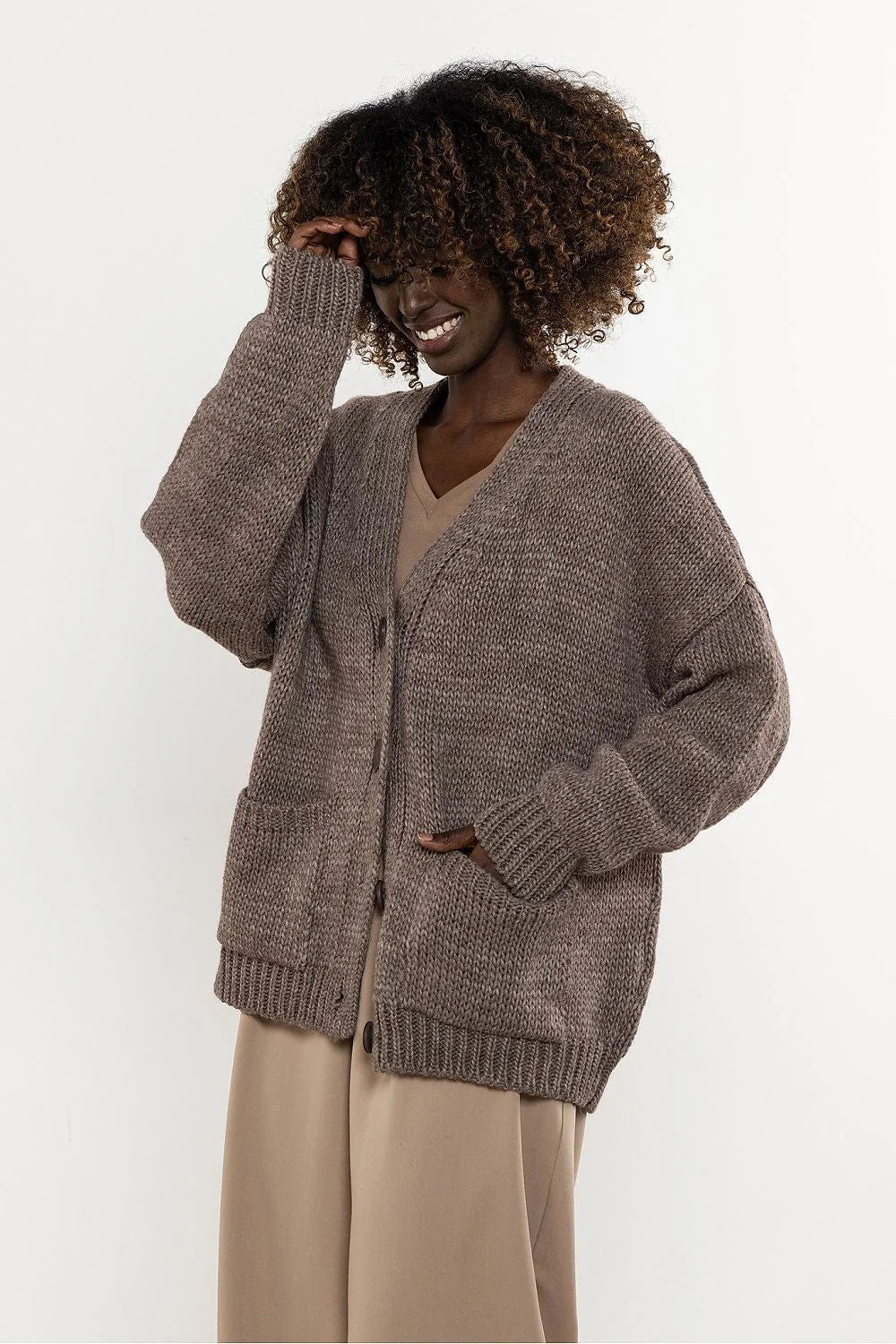 cardigan femme oversize grosse maille taupe boutonné poches plaquées coupe décontractée manches longues épaules tombantes bordcotes tricotée épaisse