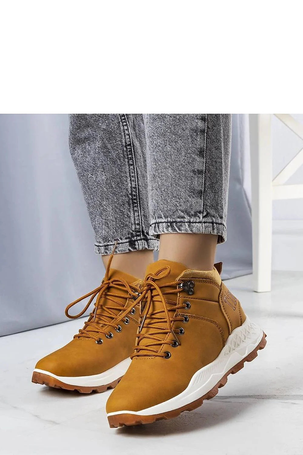 bottines trappeur femmes suédine camel effet nubuck synthétique montante col rembourré huit oeillets métalliques semelle blanche
