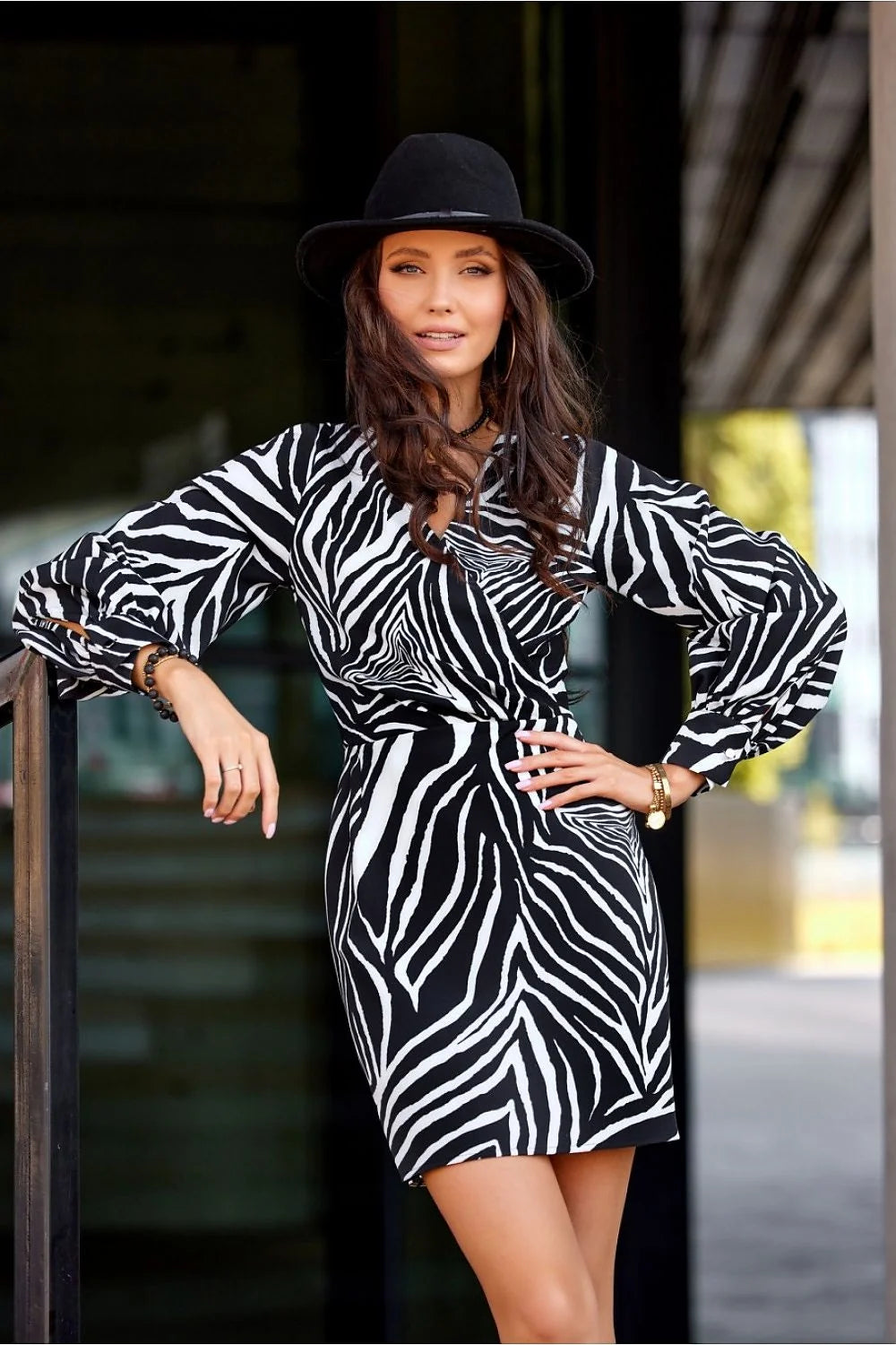 Robe de jour élégante Roco Fashion motifs rayures noires bleu intense longueur mini manches longues décolleté en V taille ajustable femme mode moderne
