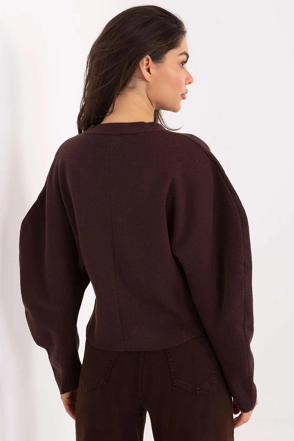 cardigan femme court maille fine marron chocolat col V profond manches bouffantes structurées boutons bijoux dorés sculptés côtelés