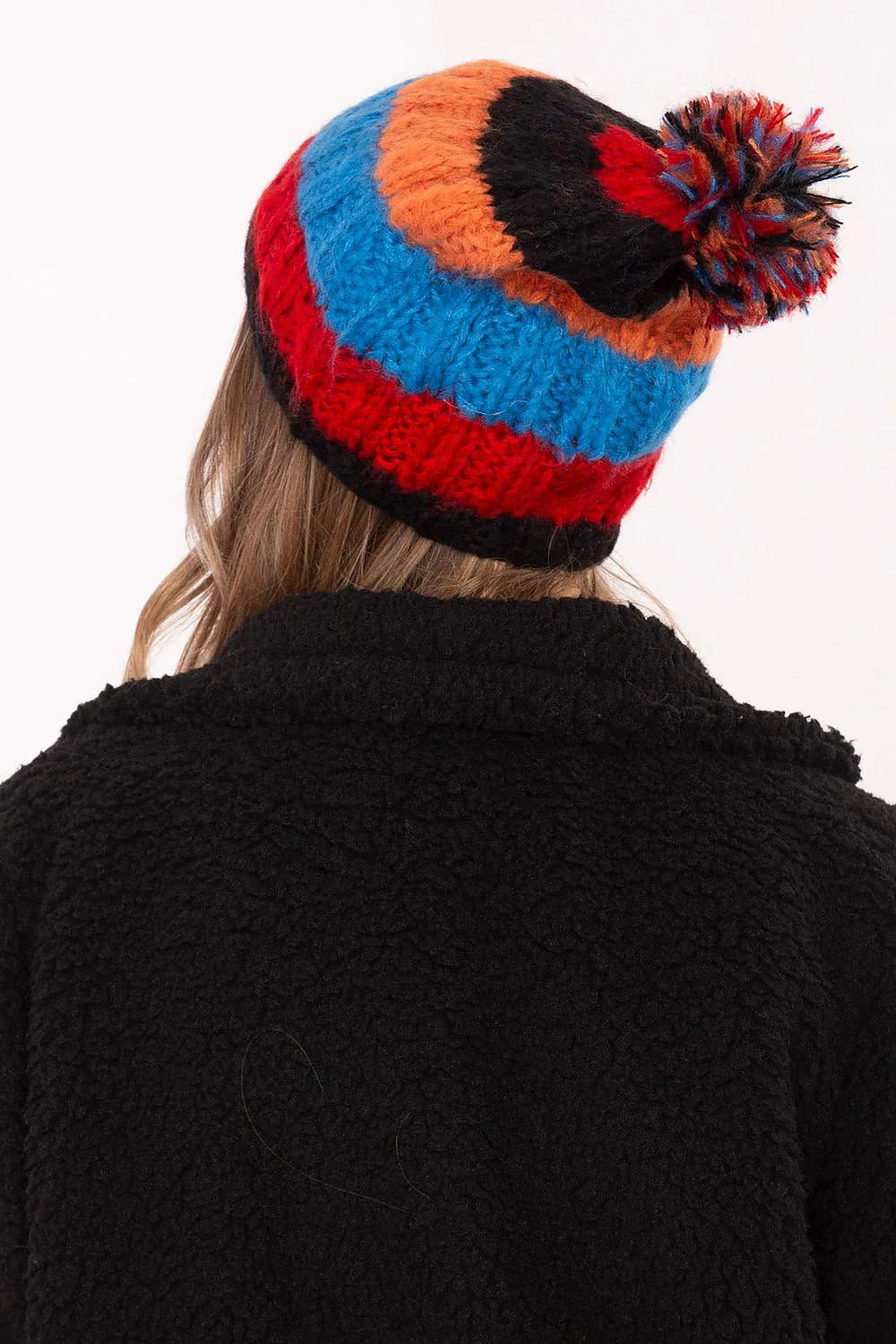 Bonnet d'hiver pour femmes en tricot coloré avec pompon multicolore, design moderne et coupe ajustée, accessoire tendance et chaud
