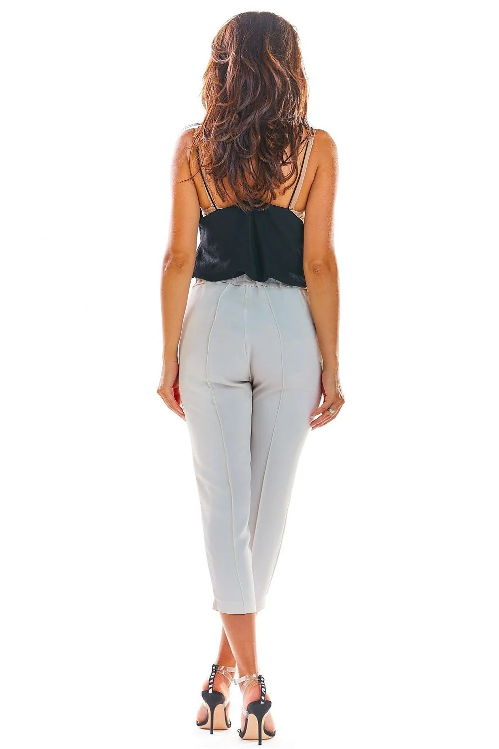 Ensemble débardeur coton blanc et pantalon moutarde moderne chic pour look estival féminin élégant