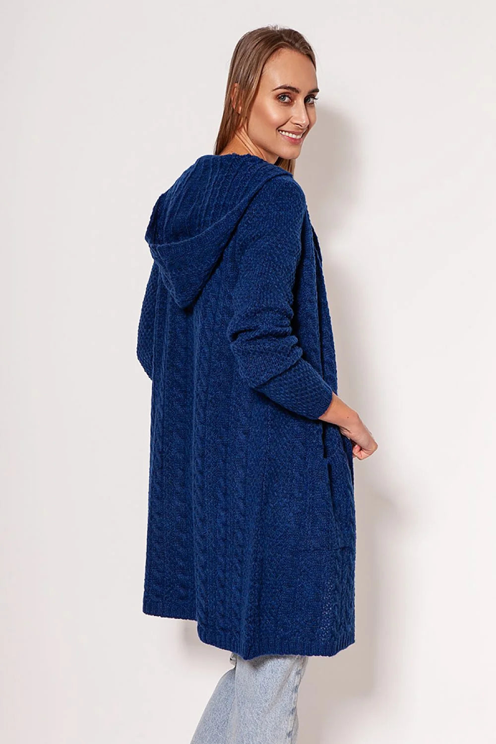 Cardigan pour femme en maille tricoté rouge vibrant, coupe ample, manches longues, capuche intégrée, deux poches, matériau mixte, confortable et élégant