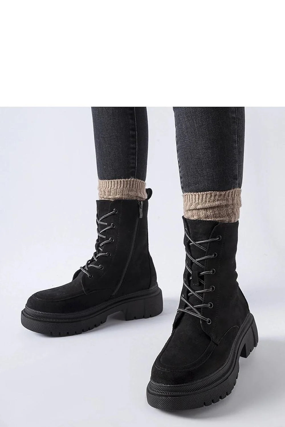bottines montantes noires suédine synthétique style combat urbain semelle plateforme crantée épaisse amortissante antidérapante maintien cheville lacets œillets fermeture latérale