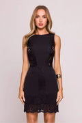 Robe de soirée élégante noire dentelle coupe ajustée manches absentes col rond taille affinée longueur genoux détails finis sophistiquée femme événement formel