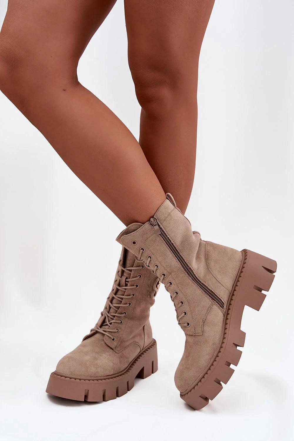 bottines rangers femme suède écologique beige camel montantes mi mollet bout rond laçage avant zip latéral plateforme crantée caoutchouc antidérapante