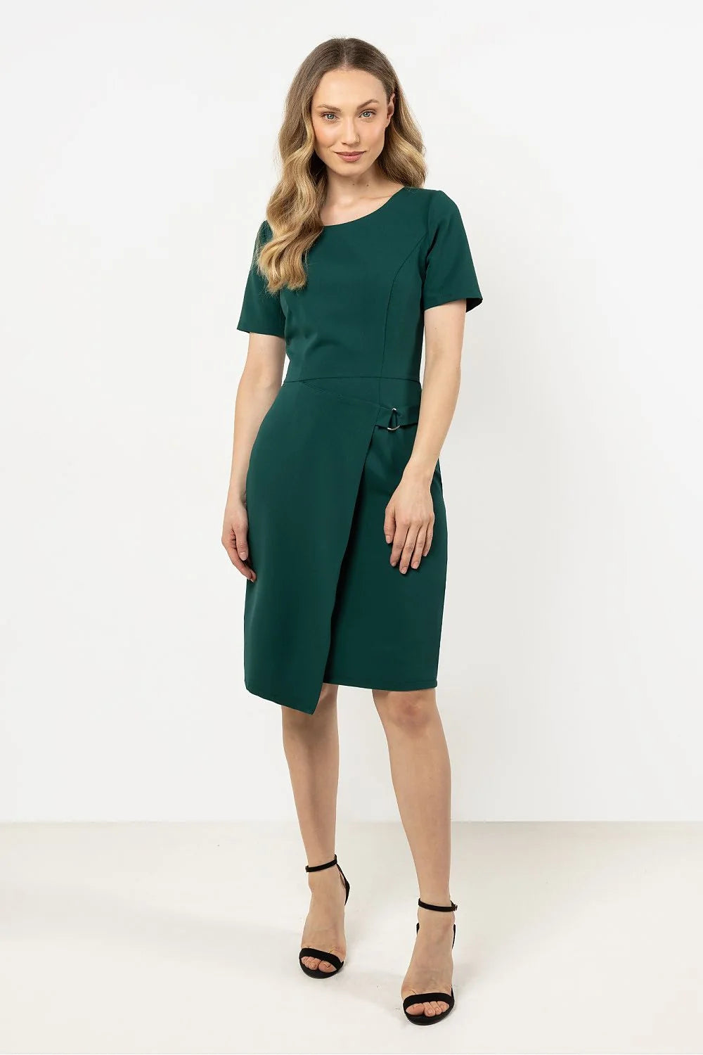Robe de jour moderne élégante verte manches courtes détails métalliques encolure ronde fermeture latérale tissu polyester viscose élasthanne taille L femme