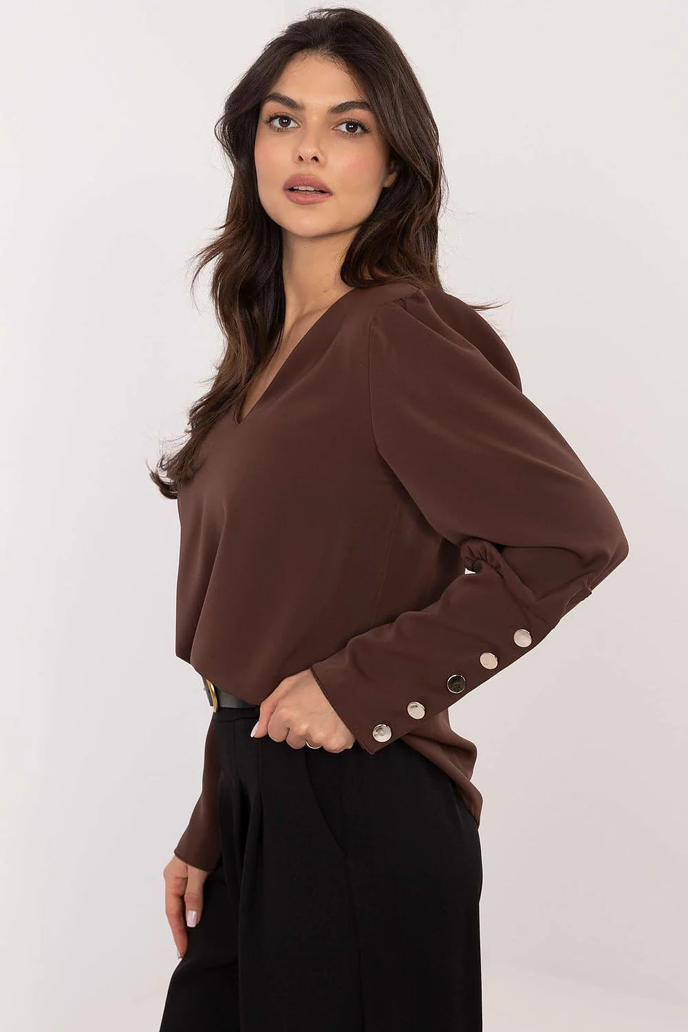 chemisier femme marron chocolat col V manches longues bouffantes poignets boutonnés métalliques coupe droite tissu fluide lisse viscose polyester élasticité